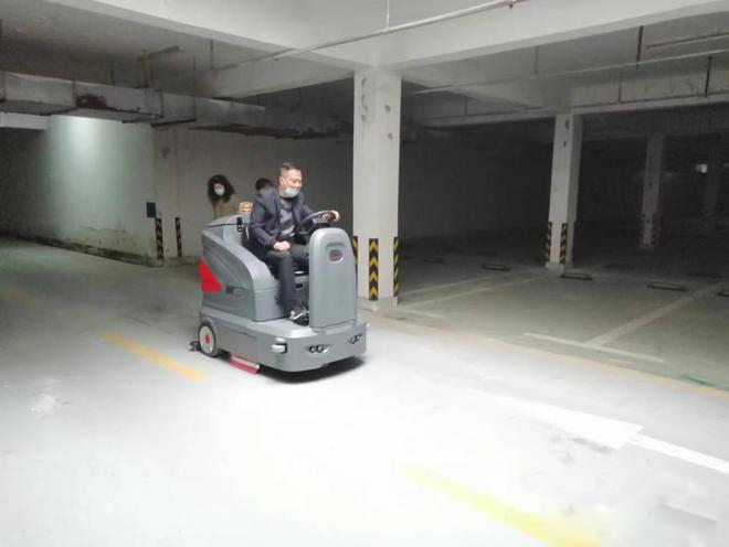梧州小区物业保洁不用人力改用驾驶式洗地机了